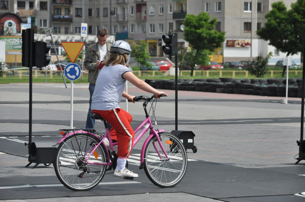 Żacy zdają egzamin na kartę rowerową