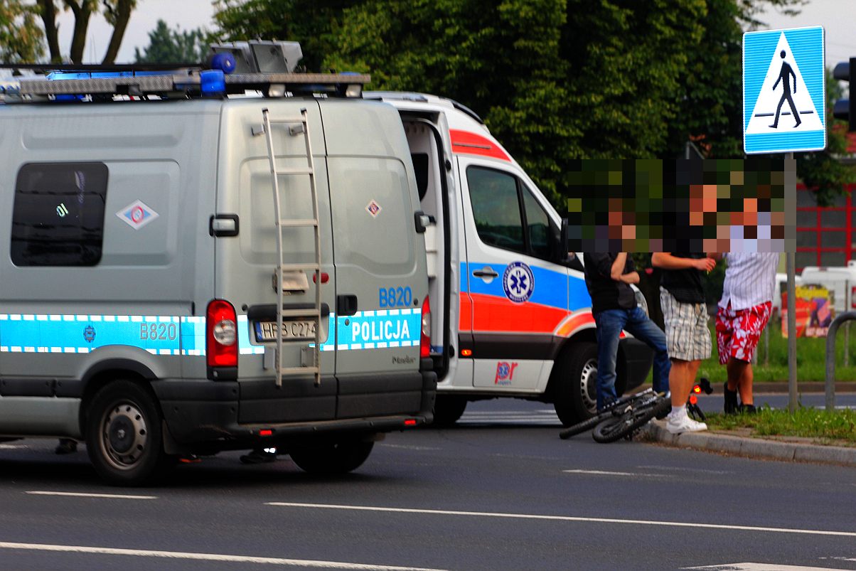 Wtargnął rowerem pod samochód