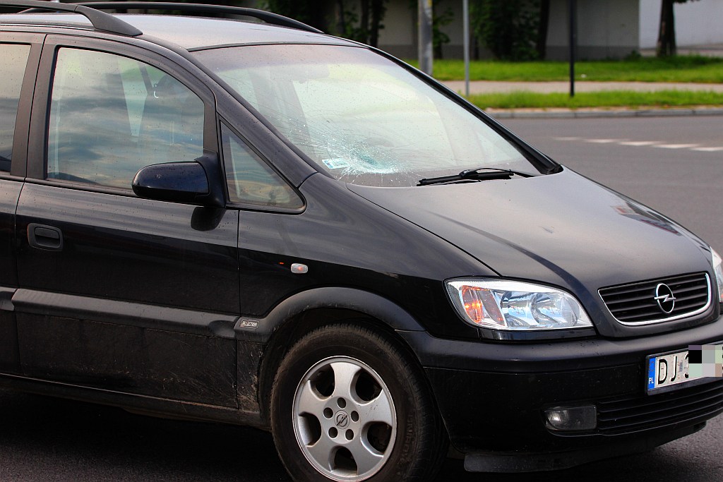 Wtargnął rowerem pod samochód