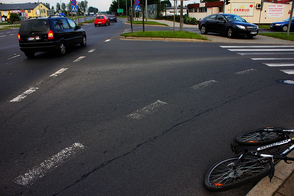 Wtargnął rowerem pod samochód