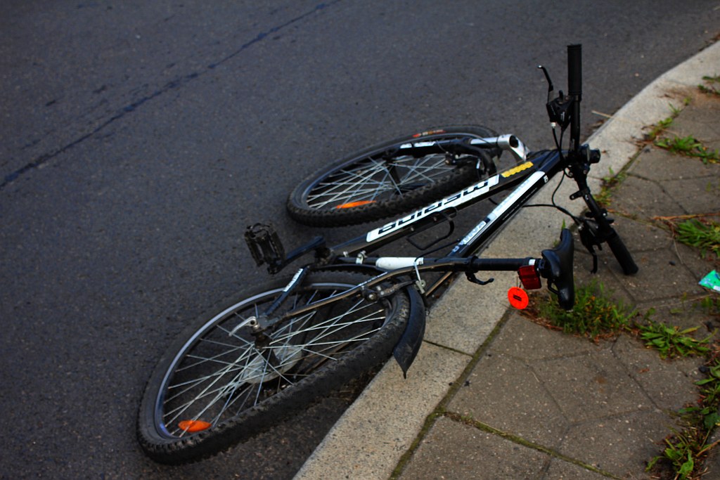 Wtargnął rowerem pod samochód
