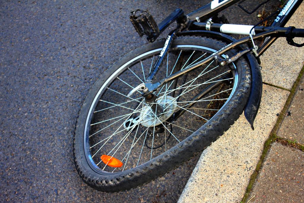 Wtargnął rowerem pod samochód