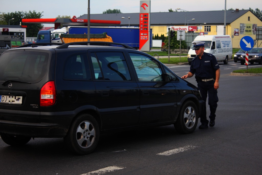Wtargnął rowerem pod samochód