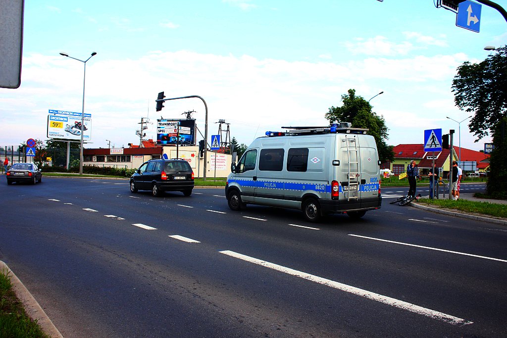 Wtargnął rowerem pod samochód