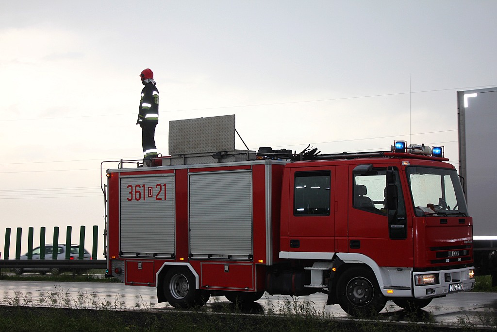 Wpadł w poślizg i wylądował w rowie