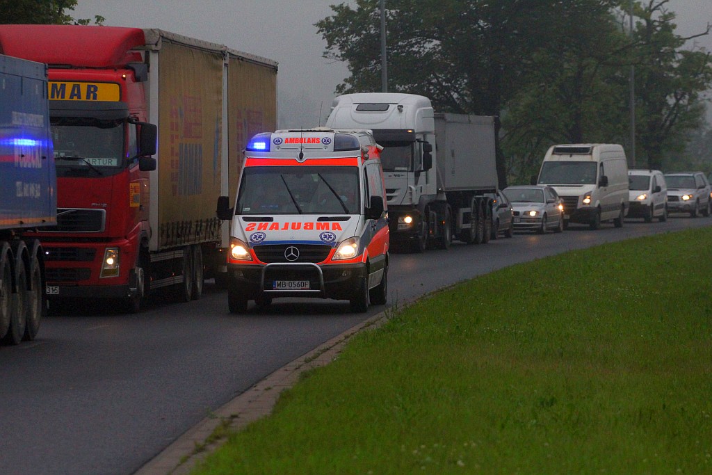 Kolizja trzech aut na zjeździe z autostrady