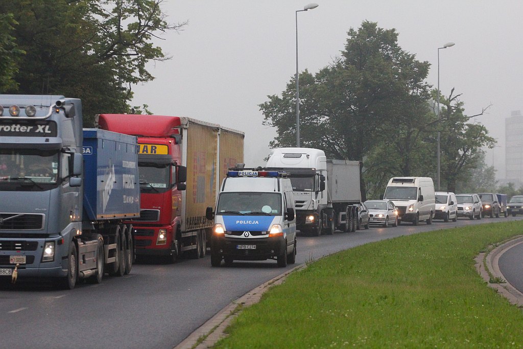 Kolizja trzech aut na zjeździe z autostrady