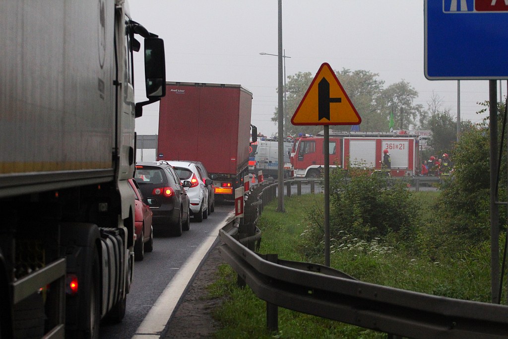 Kolizja trzech aut na zjeździe z autostrady