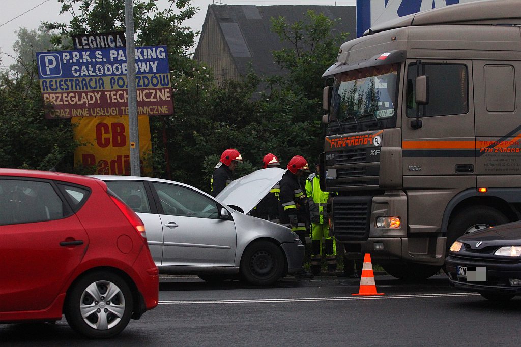 Kolizja trzech aut na zjeździe z autostrady