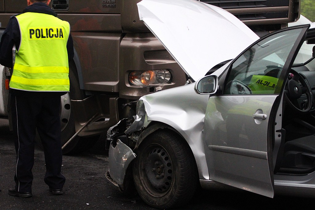Kolizja trzech aut na zjeździe z autostrady
