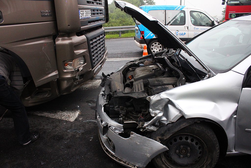 Kolizja trzech aut na zjeździe z autostrady