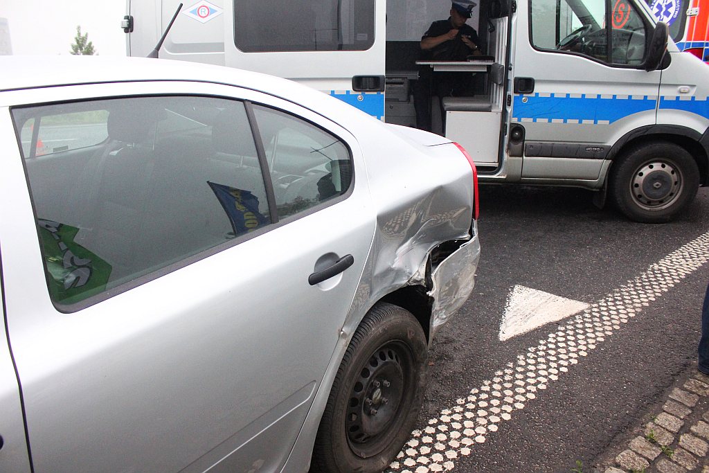 Kolizja trzech aut na zjeździe z autostrady