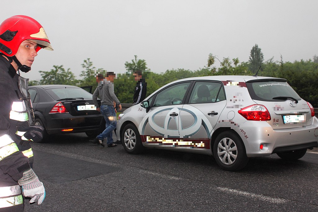 Kolizja trzech aut na zjeździe z autostrady