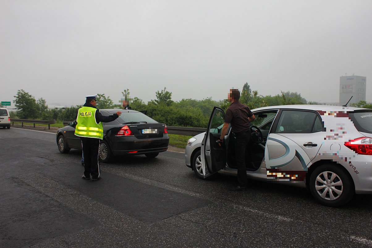 Kolizja trzech aut na zjeździe z autostrady