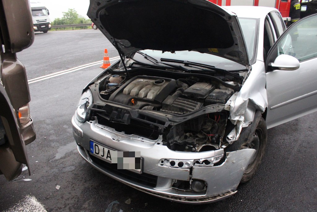 Kolizja trzech aut na zjeździe z autostrady