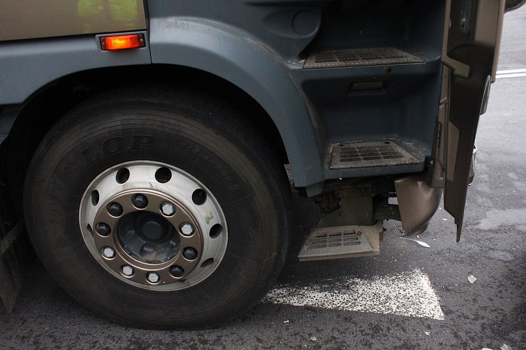 Kolizja trzech aut na zjeździe z autostrady