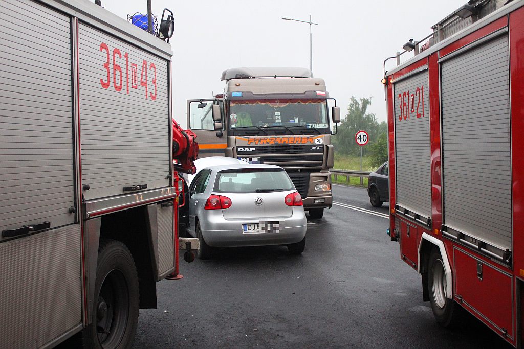 Kolizja trzech aut na zjeździe z autostrady
