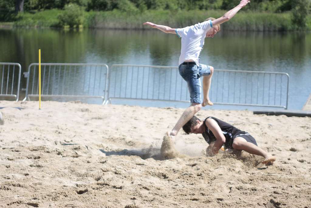 Licealiści walczyli na piachu „Kormorana”