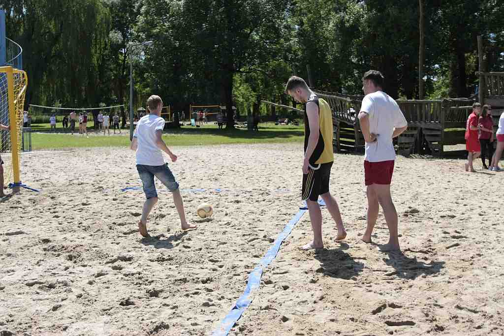 Licealiści walczyli na piachu „Kormorana”