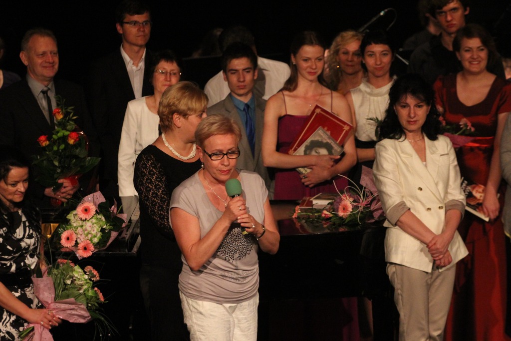 Wręczenie świadectw dyplomantom