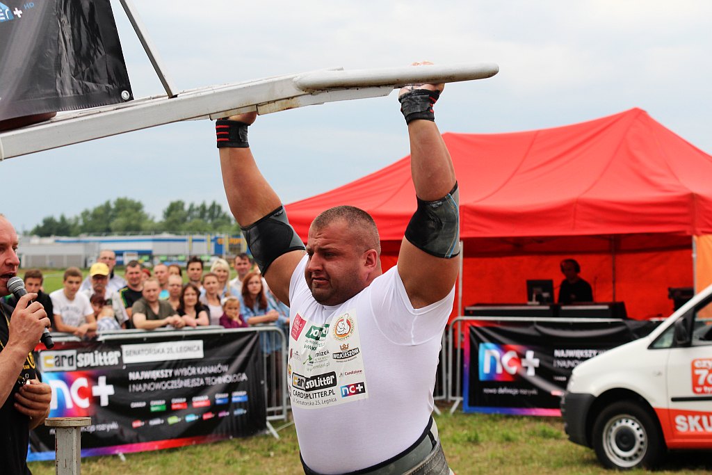Strongman Show na legnickim lotnisku