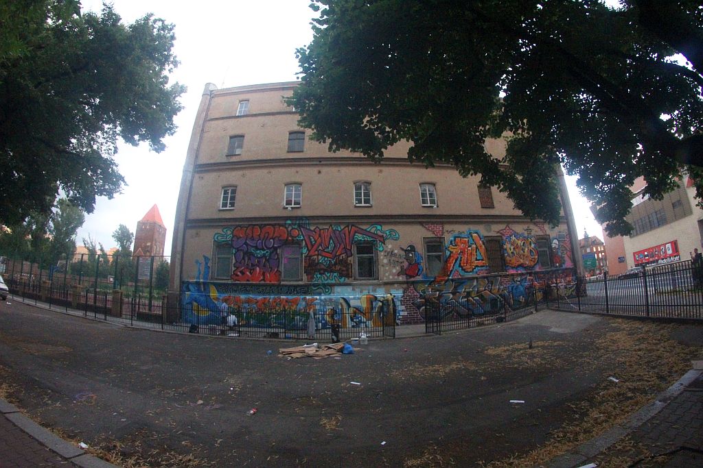 Malowali graffiti na ścianie Spiżarni