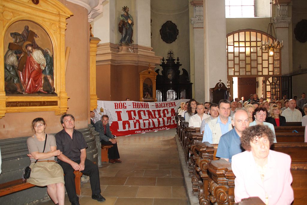 Złożenie kwiatów pod tablicą upamiętniającą ofiary UPA–OUN