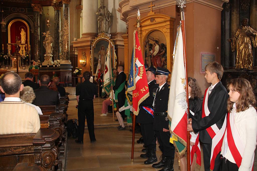 Złożenie kwiatów pod tablicą upamiętniającą ofiary UPA–OUN