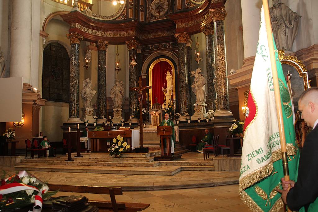 Złożenie kwiatów pod tablicą upamiętniającą ofiary UPA–OUN