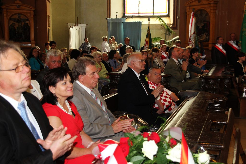 Złożenie kwiatów pod tablicą upamiętniającą ofiary UPA–OUN