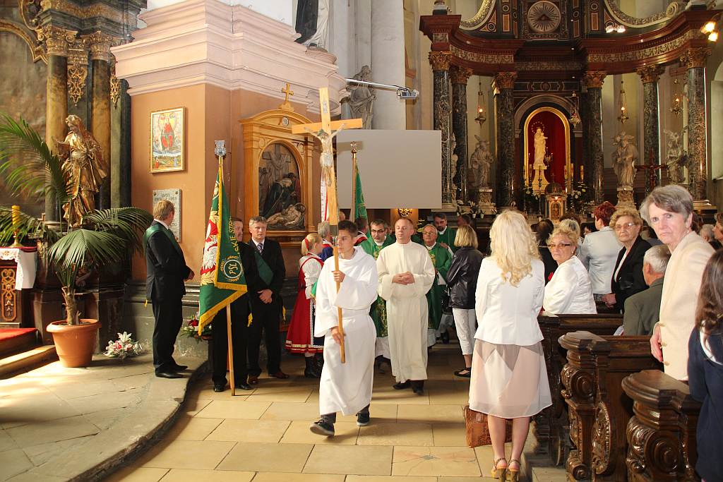 Złożenie kwiatów pod tablicą upamiętniającą ofiary UPA–OUN
