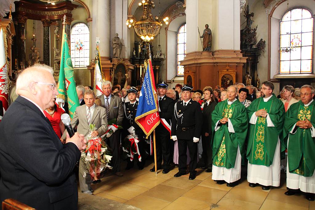 Złożenie kwiatów pod tablicą upamiętniającą ofiary UPA–OUN