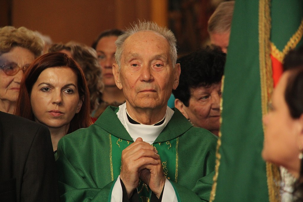 Złożenie kwiatów pod tablicą upamiętniającą ofiary UPA–OUN