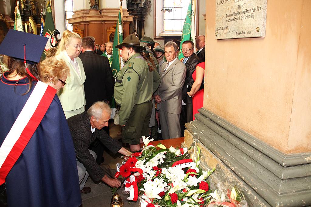 Złożenie kwiatów pod tablicą upamiętniającą ofiary UPA–OUN