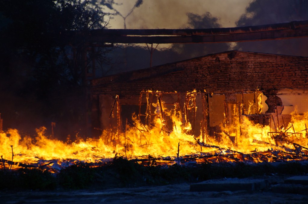Pożar opuszczonego baraku na terenie Elpeny