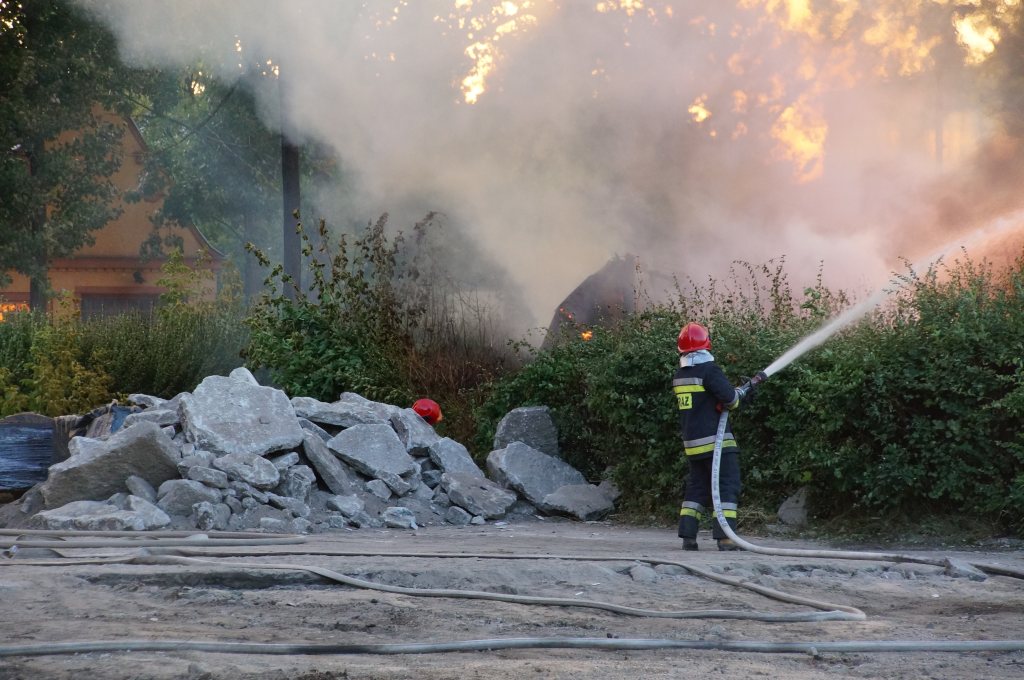 Pożar opuszczonego baraku na terenie Elpeny