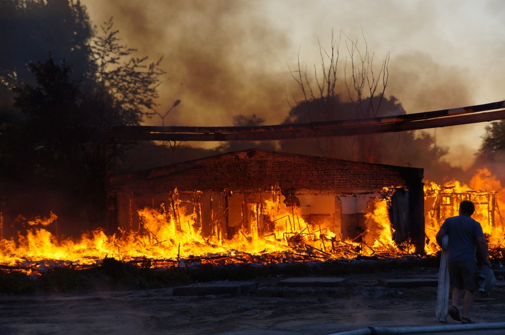 Pożar opuszczonego baraku na terenie Elpeny