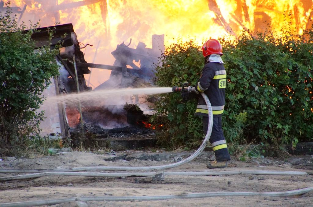 Pożar opuszczonego baraku na terenie Elpeny