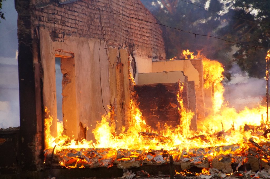 Pożar opuszczonego baraku na terenie Elpeny