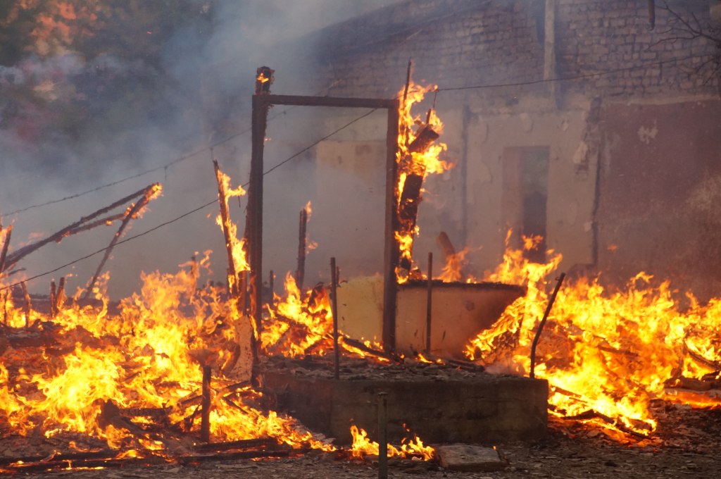 Pożar opuszczonego baraku na terenie Elpeny