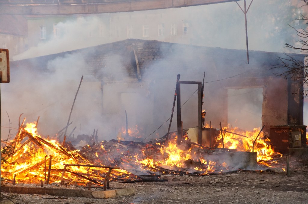 Pożar opuszczonego baraku na terenie Elpeny