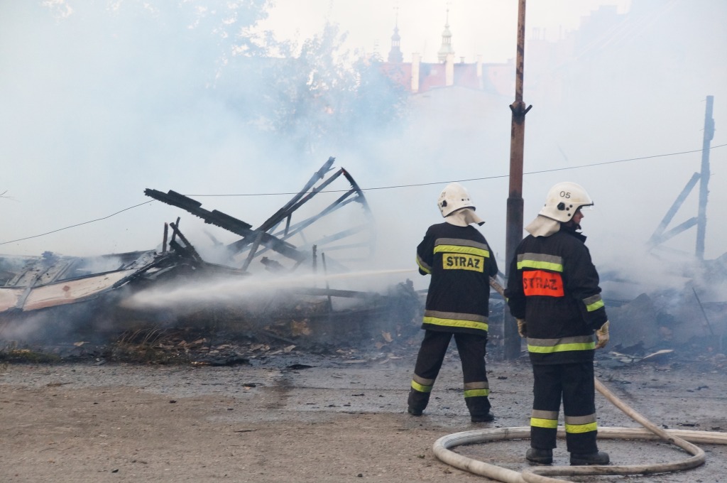 Pożar opuszczonego baraku na terenie Elpeny