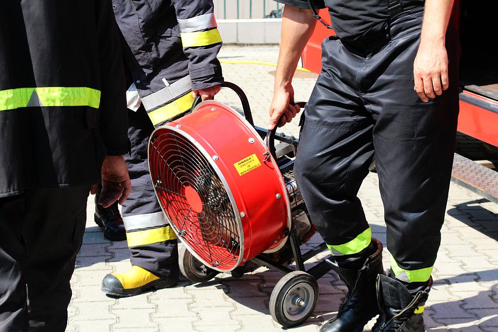 Chlor ulatniał się z beczki na basenie
