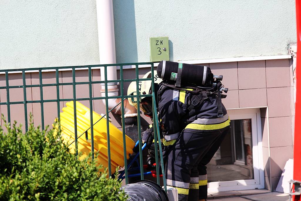 Chlor ulatniał się z beczki na basenie