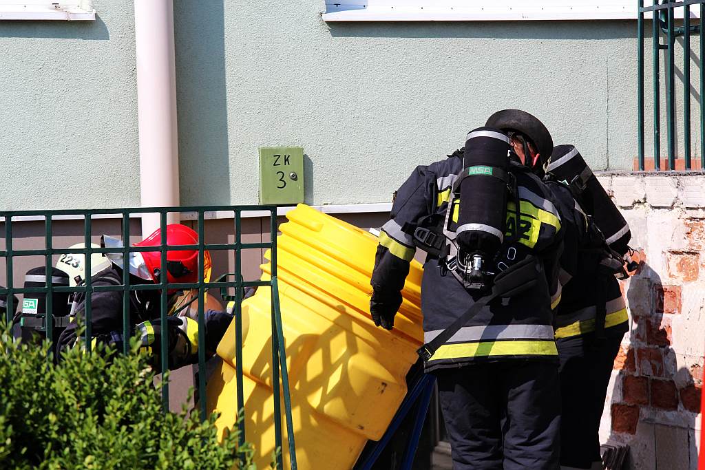 Chlor ulatniał się z beczki na basenie