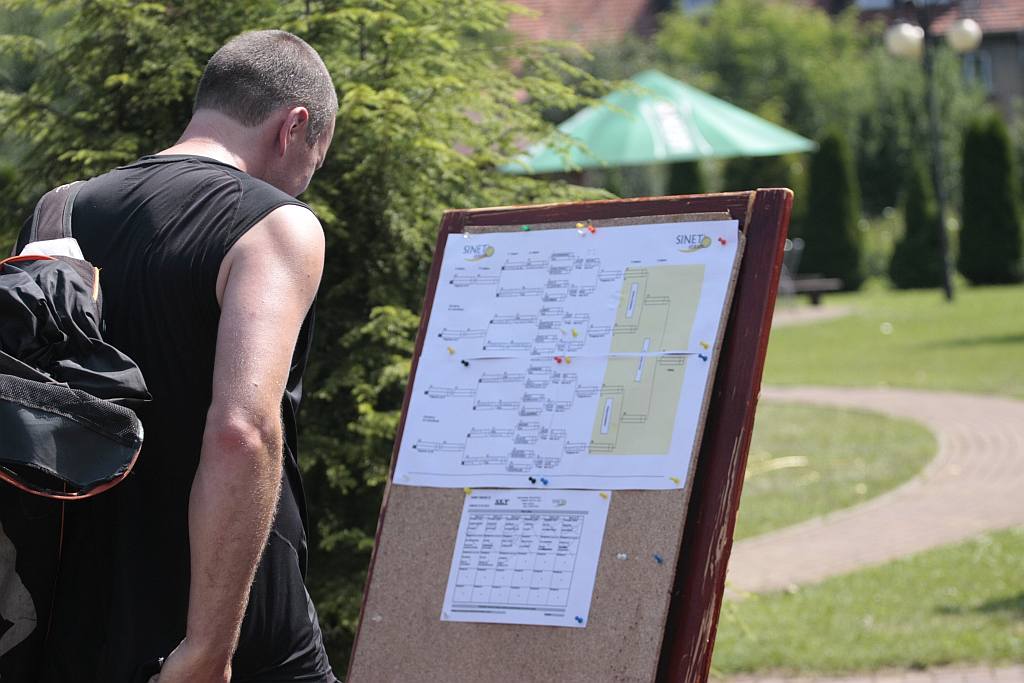 Grają w tenisa na kortach przy Bielańskiej
