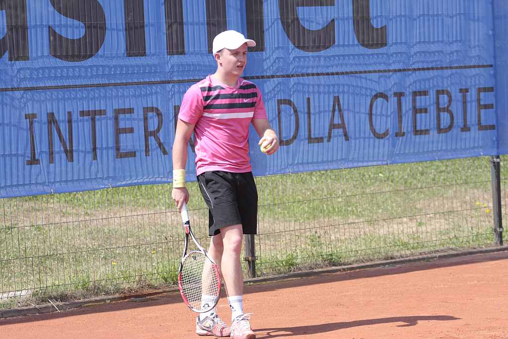 Grają w tenisa na kortach przy Bielańskiej