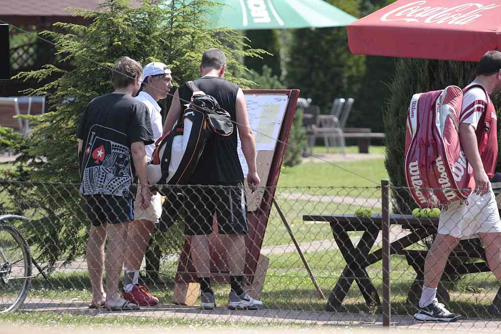 Grają w tenisa na kortach przy Bielańskiej