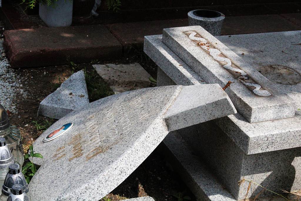 Połamali krzyże na cmentarzu przy Wrocławskiej