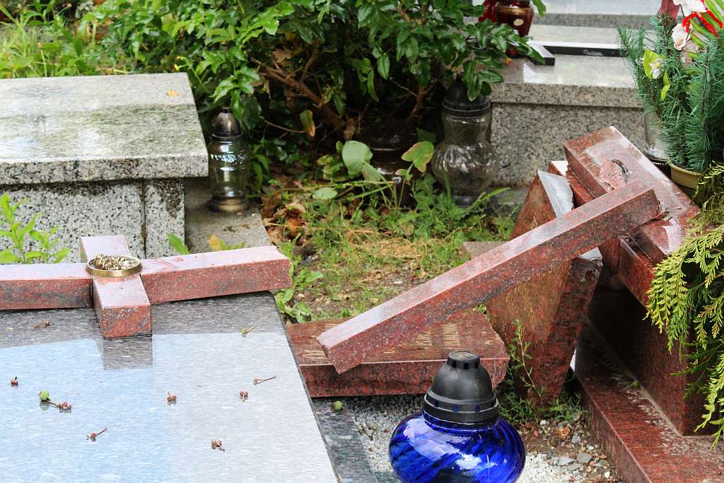 Połamali krzyże na cmentarzu przy Wrocławskiej
